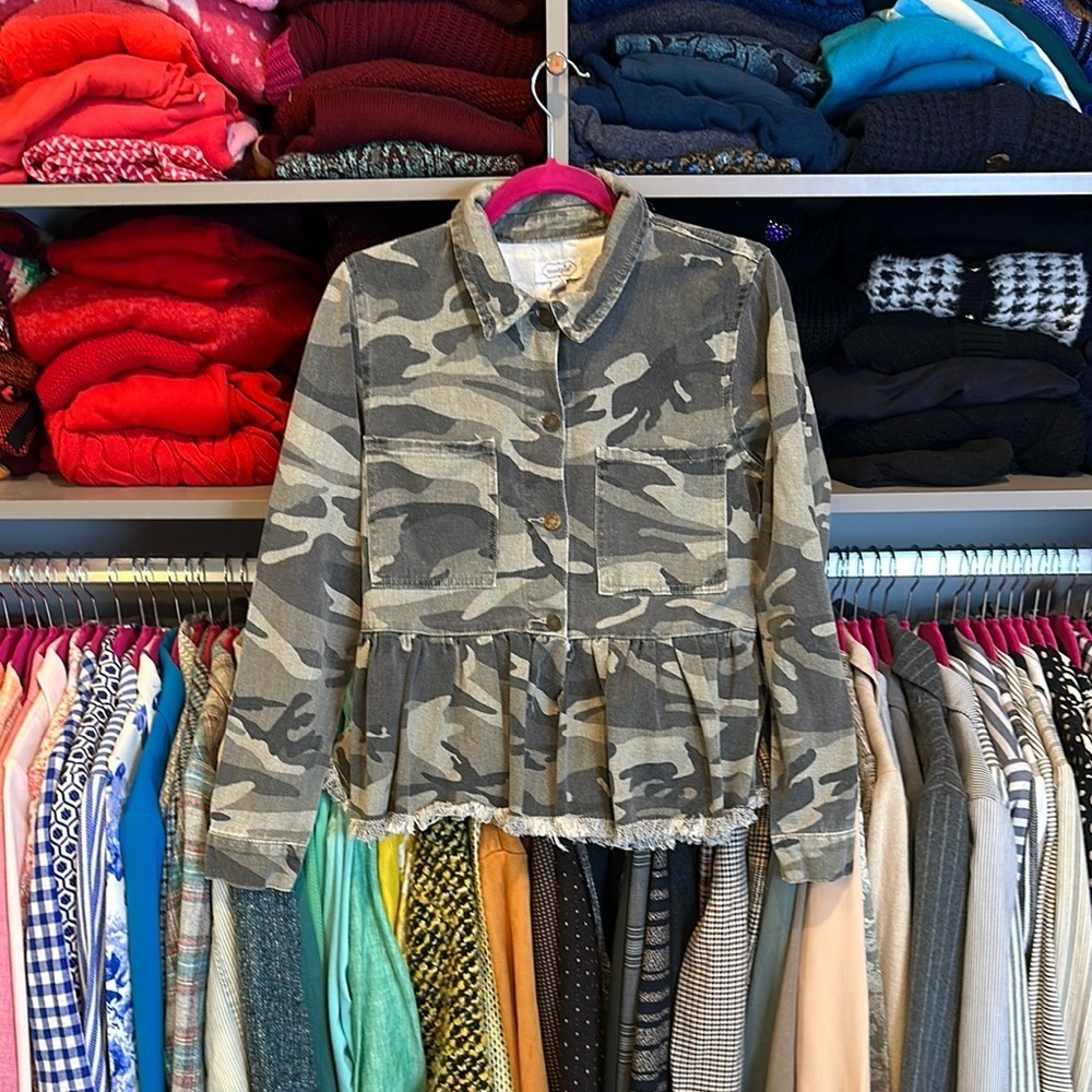 Mud Pie olive camouflaged long sleeve button front light jacket size S